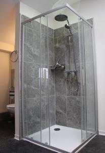 Et badeværelse på Moderne FeWo am Malchower See + 12 billeder