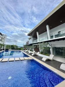 un grande edificio con piscina accanto a un edificio di Chic Units at Ivory Residences a Davao