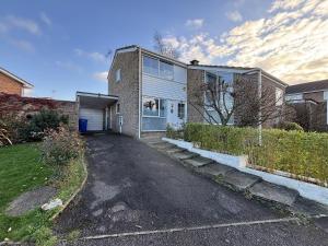 een huis met een garage en een oprit bij Spacious 4-Bed Home in Ascot in Ascot