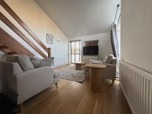 een woonkamer met twee stoelen en een tv bij Spacious 4-Bed Home in Ascot in Ascot