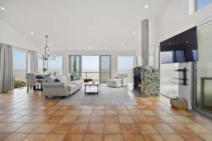 un soggiorno pieno di mobili e un camino di New Listing Beachfront Retreat by Colby & Conrad a Solromar