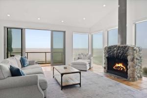 un soggiorno con camino, divano e sedie di New Listing Beachfront Retreat by Colby & Conrad a Solromar