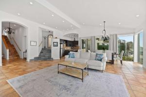 un soggiorno con un divano e un tavolo di New Listing Beachfront Retreat by Colby & Conrad a Solromar Altre 55 foto