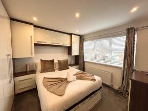 een slaapkamer met een bed met een jurk erop bij Dalton House - Private Parking in Blackpool