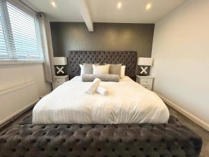een slaapkamer met een groot bed met twee kruisen erop bij Dalton House - Private Parking in Blackpool