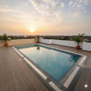 una piscina en el tejado de una casa en Transit Suites by GrandWest, en Nedumbassery