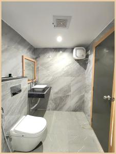 Koupelna v ubytování G-Resort-Sea View - Marine Drive, Puri Air-Conditioned Rooms with Balconies, Pool, Restaurant, & Free Wi-Fi - Luxury Hotel Inn