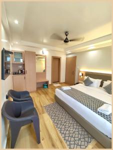 Postel nebo postele na pokoji v ubytování G-Resort-Sea View - Marine Drive, Puri Air-Conditioned Rooms with Balconies, Pool, Restaurant, & Free Wi-Fi - Luxury Hotel Inn