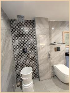 Koupelna v ubytování G-Resort-Sea View - Marine Drive, Puri Air-Conditioned Rooms with Balconies, Pool, Restaurant, & Free Wi-Fi - Luxury Hotel Inn