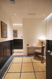 a room with a desk and a chair in it at Duse Luxury Stay in Milan