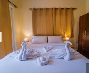 En eller flere senge i et værelse på Mariners Bay Suites