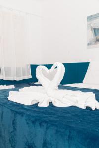 a white swan sitting on top of a bed at Pousada Recanto Porto de Galinhas in Porto De Galinhas