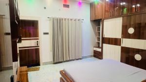 Ένα ή περισσότερα κρεβάτια σε δωμάτιο στο Shree LaadliJu Kothi