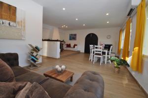 un salon avec un canapé et une table dans l'établissement Villa Sea and Mountain Nadal Jardi, à Alcúdia