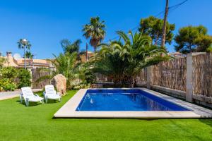 une piscine dans une cour avec deux chaises de jardin dans l'établissement Villa Sea and Mountain Nadal Jardi, à Alcúdia