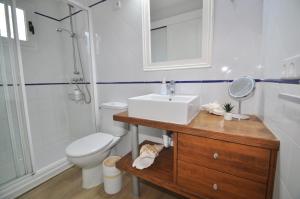 une salle de bains avec lavabo, toilettes et douche dans l'établissement Villa Sea and Mountain Nadal Jardi, à Alcúdia 8 autres photos
