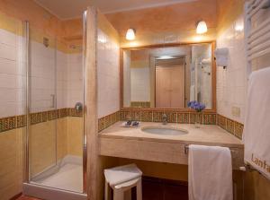 Et badeværelse på Lantana Resort 1Bed Apartment Beach Pool & Balcony