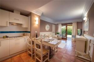 Køkken eller tekøkken på Lantana Resort 1Bed Apartment Beach Pool & Balcony