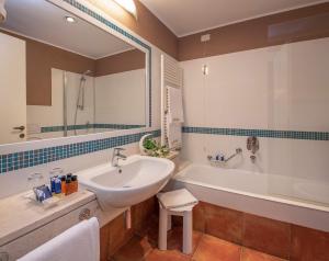 Et badeværelse på Lantana Resort 1Bed Apartment Beach Pool & Balcony + 33 billeder