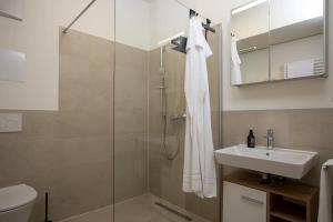 Et badeværelse på GoldenKey Suite am Rathausplatz NEU eingerichtet