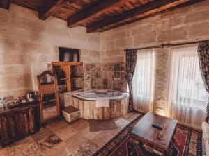 une grande salle de bains avec baignoire dans une chambre dans l'établissement Hanzade Cappadocia, à Gorëme