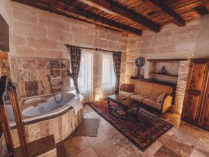 La salle de bains est pourvue d'une baignoire et d'un canapé. dans l'établissement Hanzade Cappadocia, à Gorëme 22 autres photos
