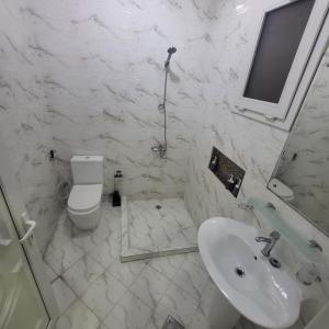 Phòng tắm tại DIsnip Full Apartments