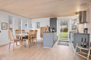 Køkken eller tekøkken på FY404-Middelfart-Klintholmvej-62 + 13 billeder