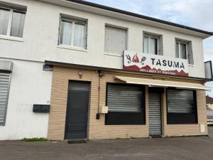 ein Gebäude mit einem Schild für ein Restaurant in der Unterkunft Le prestige - Charmant T2 neuf avec Terrasse in Évreux