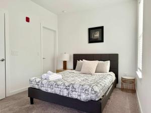 a bedroom with a bed and a white wall at New 1B1B Condo in Old Fourth Ward 542Blvd207 in Atlanta