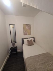 En eller flere senge i et værelse på Stylish 3 bed close to Nissan