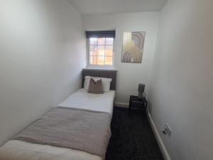 En eller flere senge i et værelse på Stylish 3 bed close to Nissan