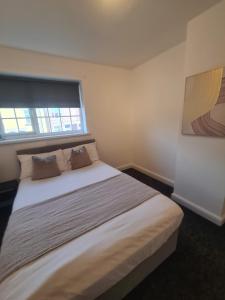 En eller flere senge i et værelse på Stylish 3 bed close to Nissan + 23 billeder