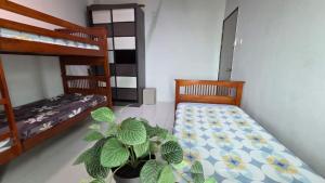 Postel nebo postele na pokoji v ubytování 2BR Lively City View Family Suite#Airport