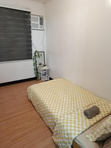 ein Schlafzimmer mit einem Bett in einem Zimmer mit Fenster in der Unterkunft Chic Haven Home away from home in Imus