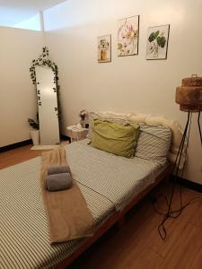 Schlafzimmer mit einem Bett und einem Spiegel an der Wand in der Unterkunft Chic Haven Home away from home in Imus