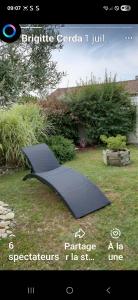 een foto van een zonnepaneel in het gras bij Chambre chez habitant in Saujon