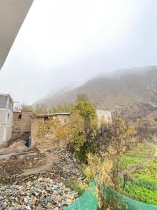 een hoop afval voor een berg bij Adrar N Darn Guesthouse in Taroudant