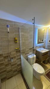 Et badeværelse på Zahara rum camp & Boutique Resort