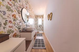 een badkamer met een wastafel en een spiegel bij VITTO Luxury Apartment in Lecce +26 foto's