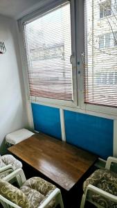 ein Raum mit einem Tisch und Stühlen und einem Fenster in der Unterkunft Stan na dan - Apartman Centar Kakanj in Kakanj