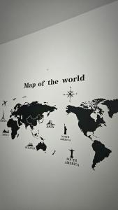 eine Weltkarte an einer Wand in der Unterkunft Stan na dan - Apartman Centar Kakanj in Kakanj