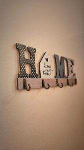 ein Schild mit der Aufschrift „Liebe“, das an einer Wand hängt in der Unterkunft Stan na dan - Apartman Centar Kakanj in Kakanj