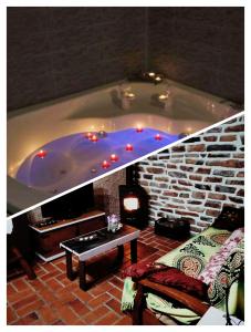 vasca da bagno in una stanza con camino di LOS SUEÑOS DE JAVIER a Robledillo