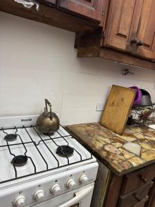 un piano cottura con bollitore per il tè in cima di Residencia "Libertad" a San Andrés