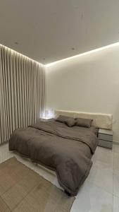 een slaapkamer met een groot bed in een kamer bij شقة بصالة وغرفه نوم in Hafr Al Baten