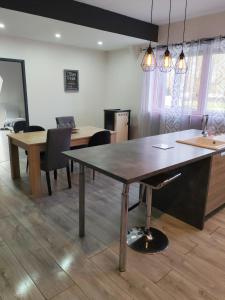 een eetkamer met een grote tafel en stoelen bij L'appart' Bivillais in Biville-sur-Mer