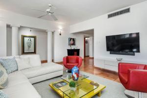 TV/trung tâm giải trí tại Serendipity Villa Dorado Beach w generator