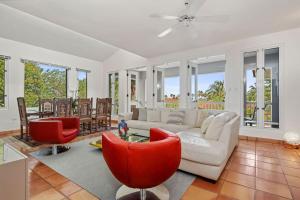 Khu vực ghế ngồi tại Serendipity Villa Dorado Beach w generator