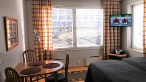 サーリセルカにあるアパートメンツ ラウトゥランピのテーブルとベッドが備わる客室で、窓があります。